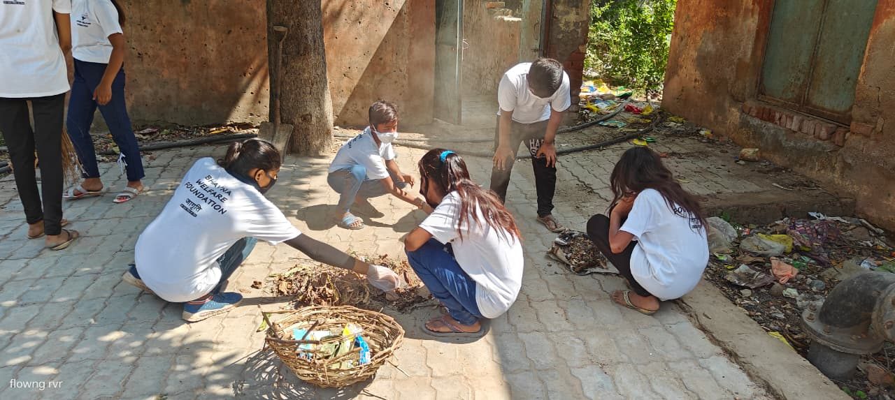 Swachh Bharat Abhiyan — volunteers at work